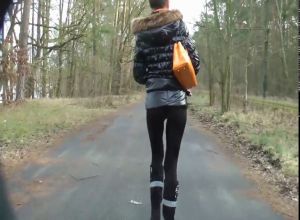 Пара без комплексов занимается сексом в парке после шоппинга